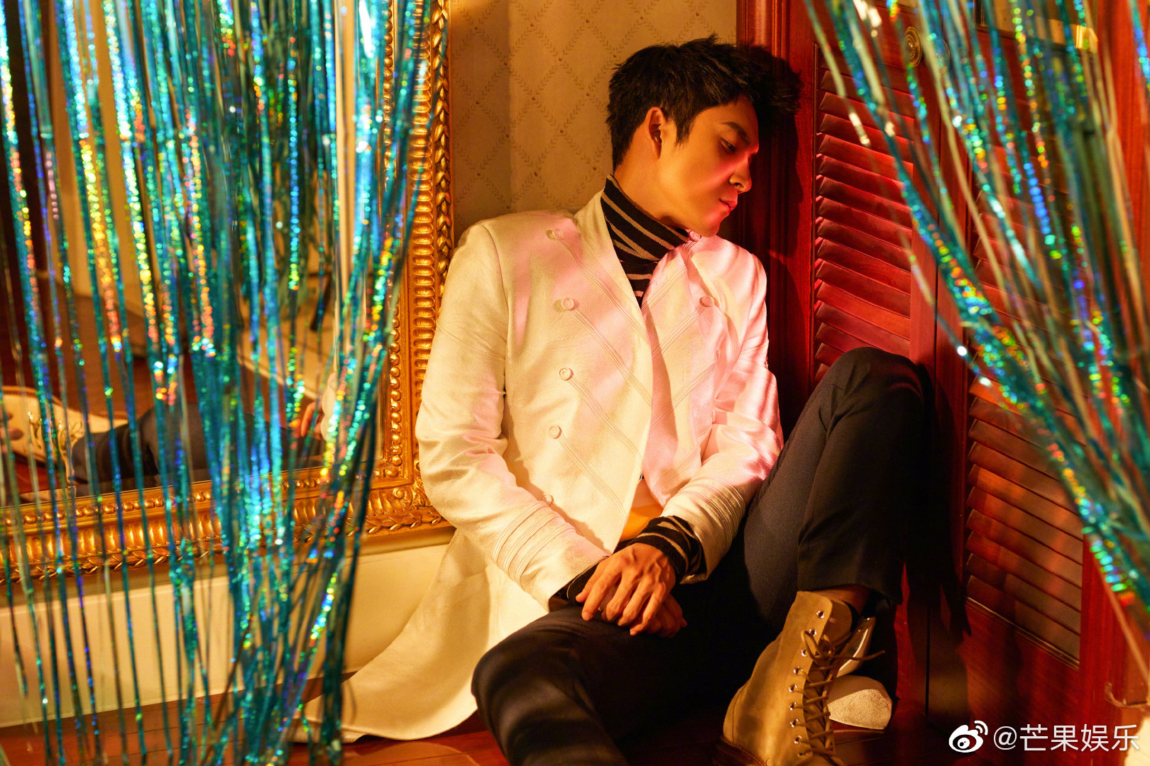 韩东君亮相高奢男装发布红毯复古宫廷风长外套搭配沙滩色短靴