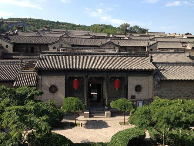 王家大院坐落于山西省灵石县一个名为静升镇的镇子上,这个镇子还是