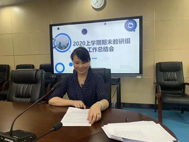 2020年疫情初期,在学校的统一安排部署下,年过五旬的吴霞老师积极开展