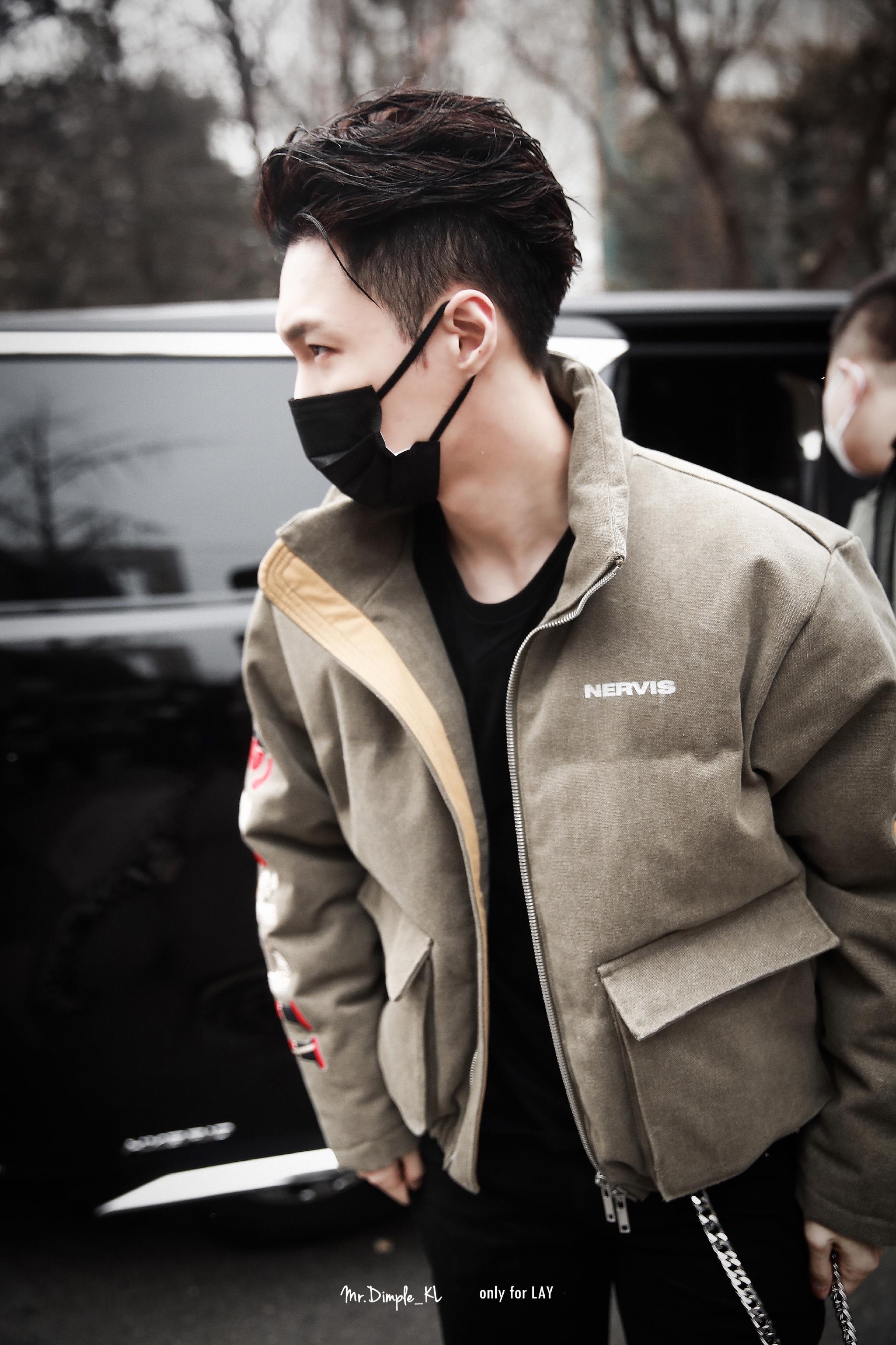 张艺兴央视春晚彩排上班新鲜的背头兴哥好酷好帅