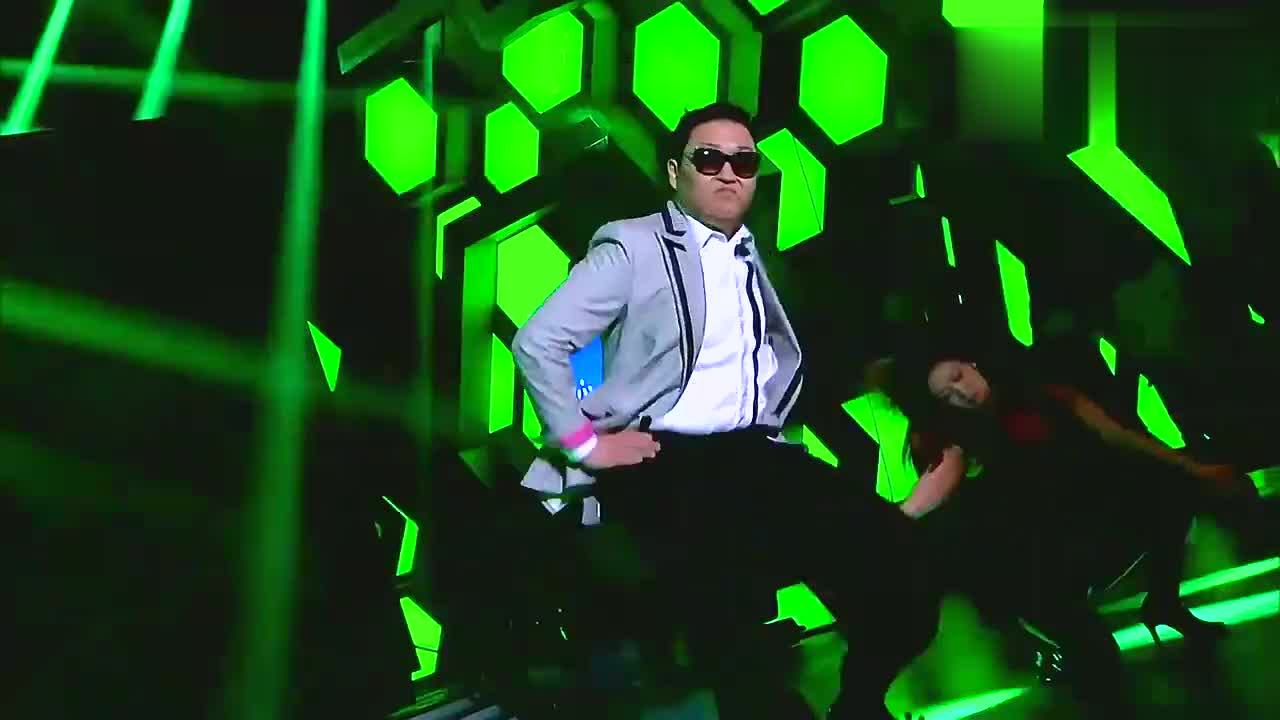 一首江南style鸟叔和快乐家族同台跳骑马舞台下观众沸腾