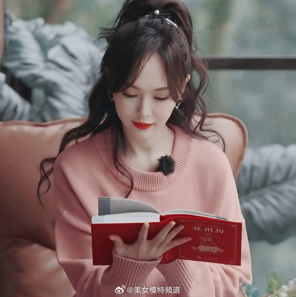 唐嫣一组情景大片,高马尾卷发造型
