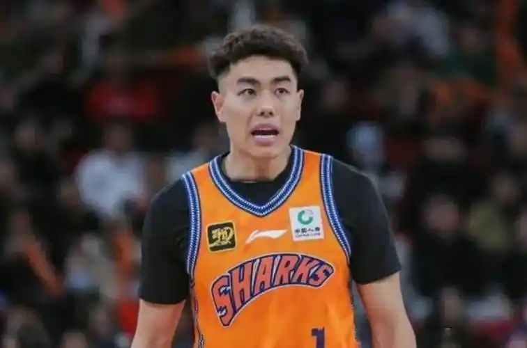 不让和球迷互动，推搡李添荣的男人是谁？并非首钢副总，男子身份曝光