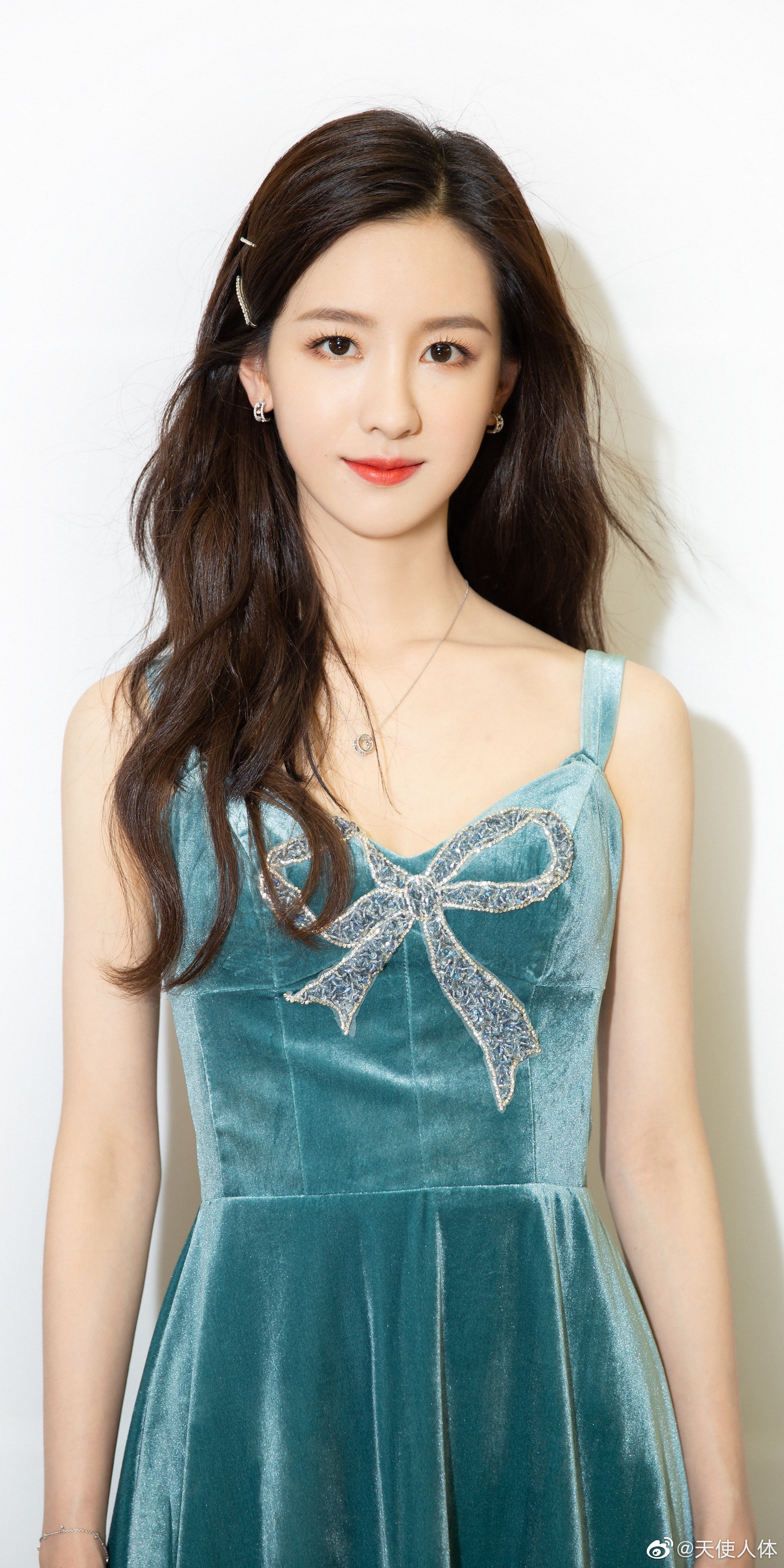 陈都灵柔美吊带裙壁纸组图