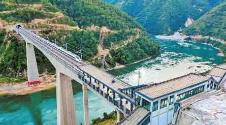 大临铁路小湾东站开通运营