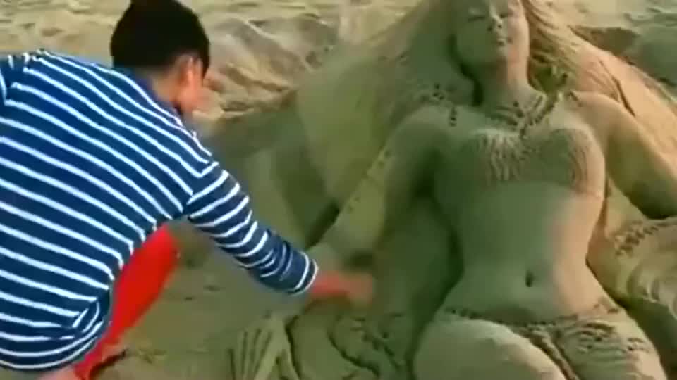 牛人用沙子雕刻美人鱼