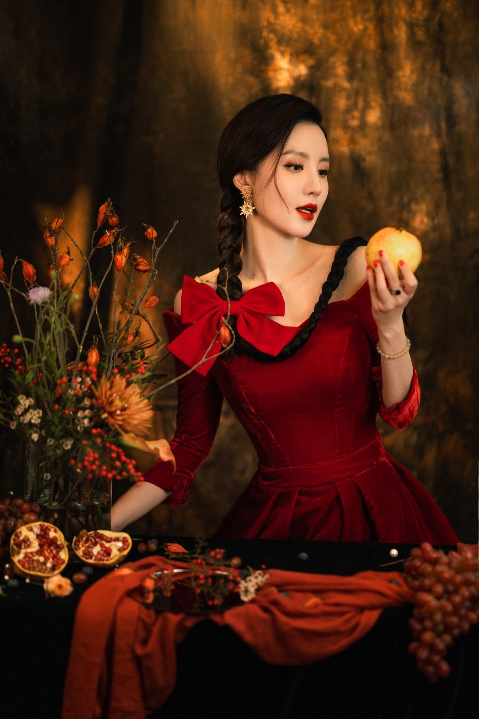 熟女范十足 张萌 穿丝绒红裙大方秀傲人曲线