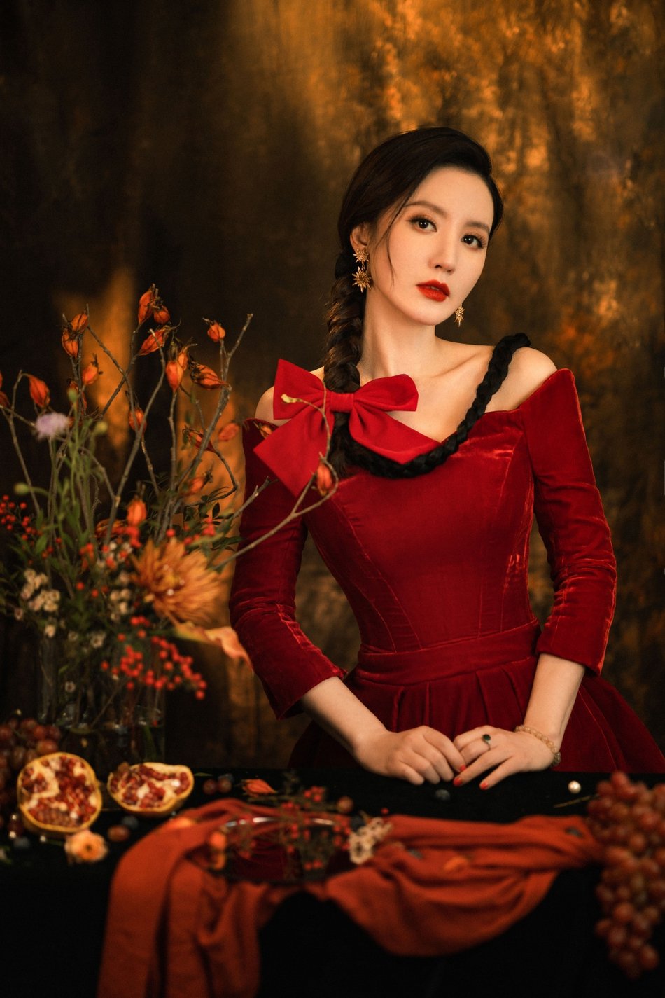 熟女范十足 张萌 穿丝绒红裙大方秀傲人曲线