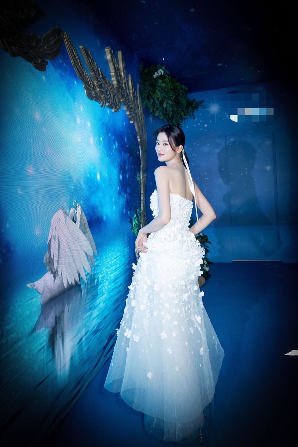 乔欣白色抹胸裙仙气十足 露美背颈肩线优越似白天鹅