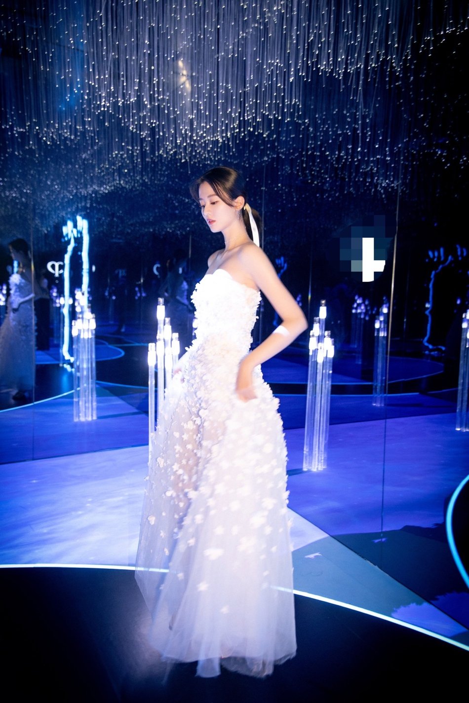 乔欣白色抹胸裙仙气十足 露美背颈肩线优越似白天鹅