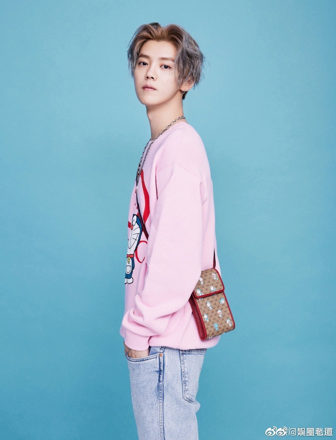 鹿晗最新造型 粉色卫衣搭配蓝色牛仔裤,明明没到春天