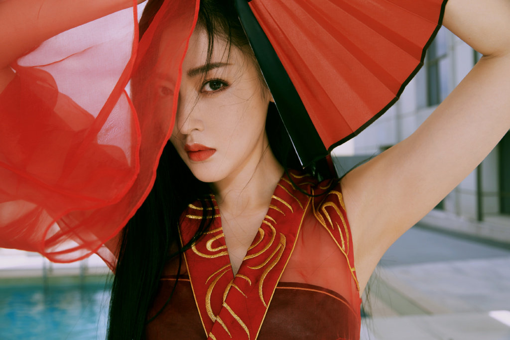 张天爱一袭红衣半折扇,一抹柔情一抹侠义