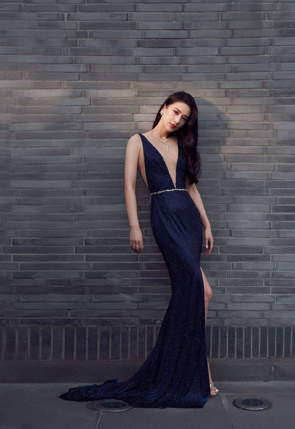 黄圣依身着深v高开叉无袖礼服展露精致容颜秀完美身材曲线