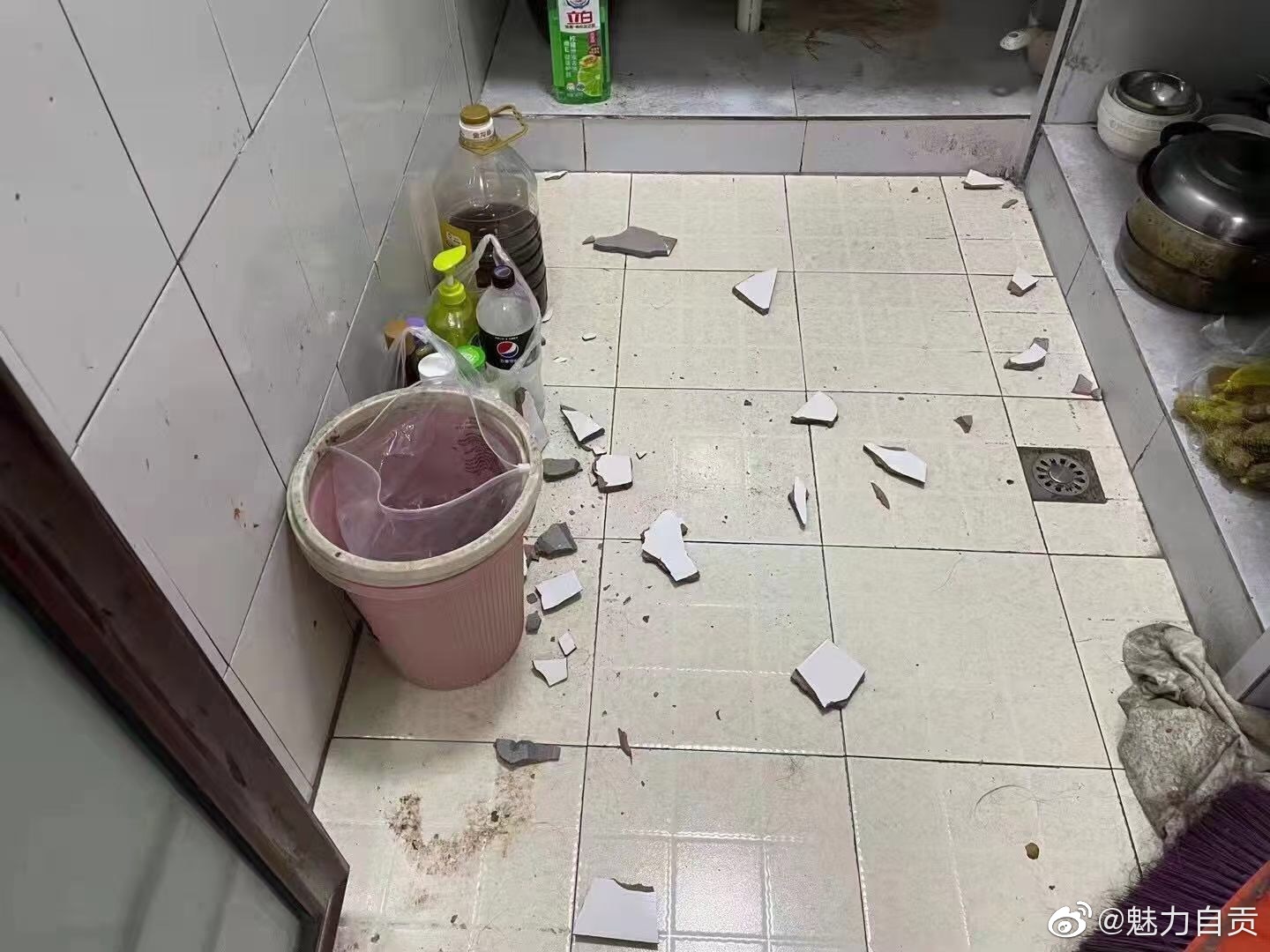 泸县震中的几张照片,家中碗碟跌落摔碎,超市一片狼藉……_高清图集