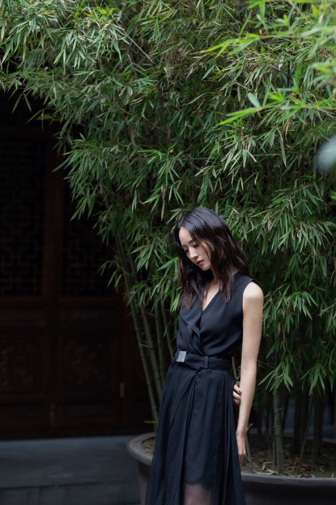 张钧甯黑色连体纱裙显高挑身材 长发披肩气质优雅