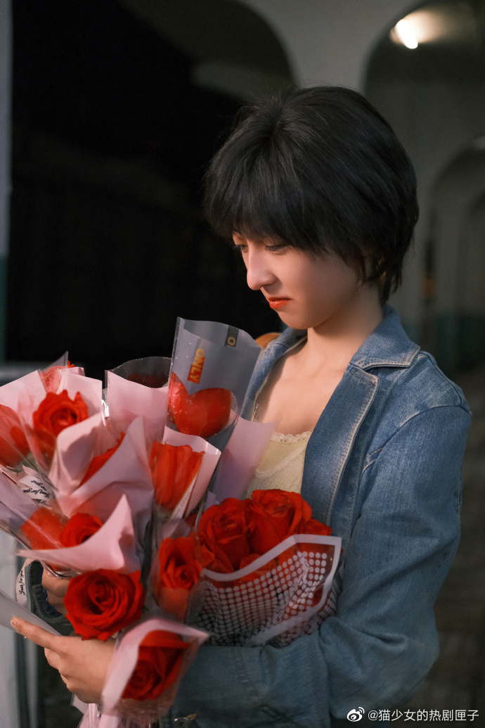 张子枫捧花背影照 张子枫捧花背影照来啦~温温柔柔的妹妹 为热爱奔走