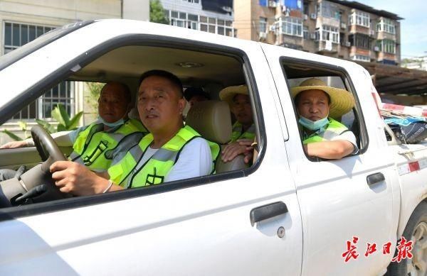 风雨兼程养路17年这帮60后守护将军路从荒凉到繁华