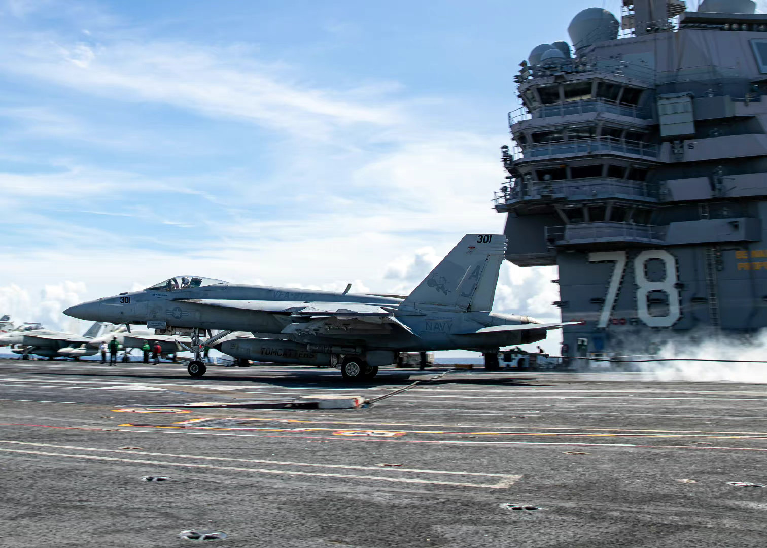 福特号航空母舰(cvn 78)的飞行甲板上对一架f/a-18f超级大黄蜂进行|大