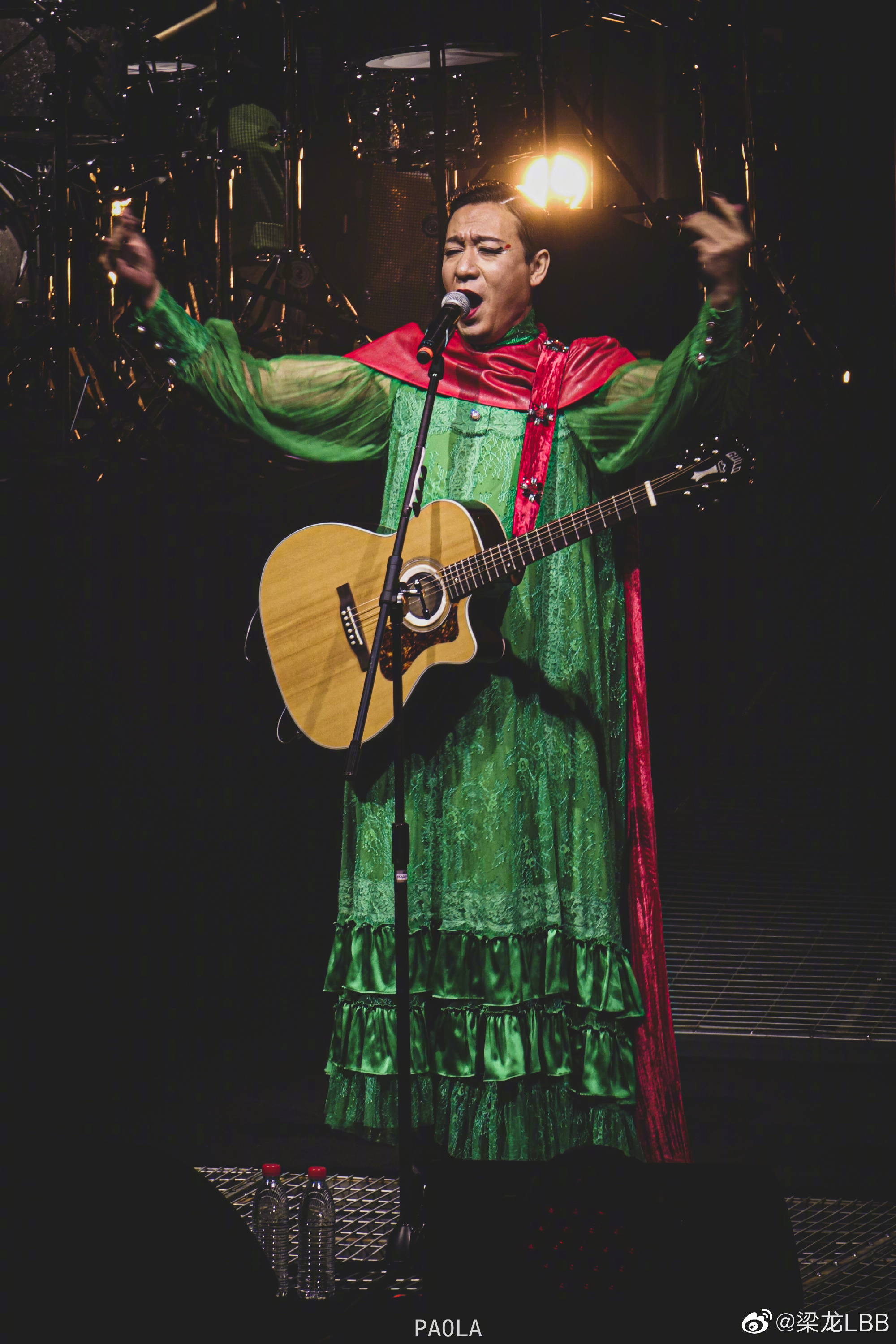 鹅的美工还可以,抓住了我们"摇滚教母"的精髓～梁龙与