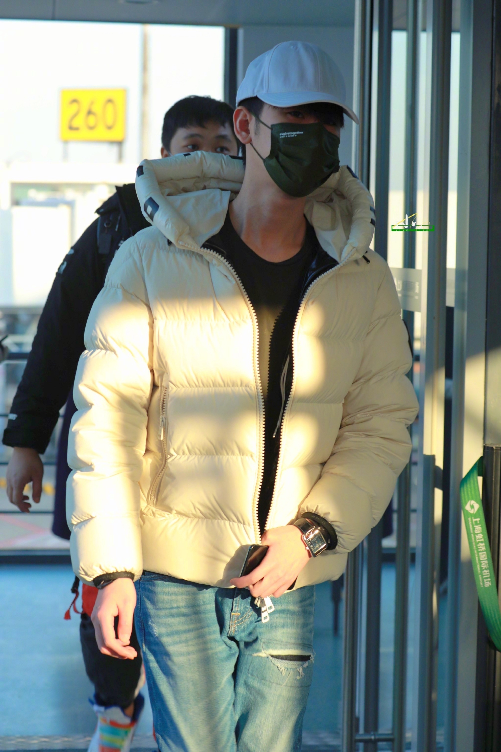 张云雷上海机场出发北京~ 把拉好衣服拉链,注意保暖啊!