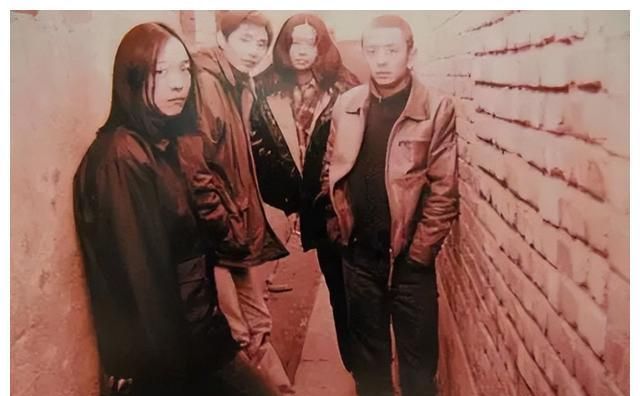 摇滚诗人许巍和初恋情人走过24年婚姻至今无孩子也幸福