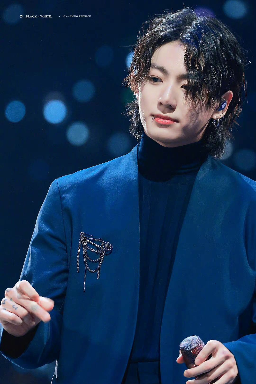 田柾国tma饭拍好好看!蓝色西装站在舞台真的在发光呢!__财经头条