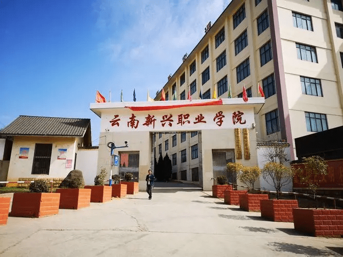 17岁学生工厂实习请假三次遭拒后死亡，家属称每天工作12小时，校方：他是自愿去的休闲区蓝鸢梦想 - Www.slyday.coM