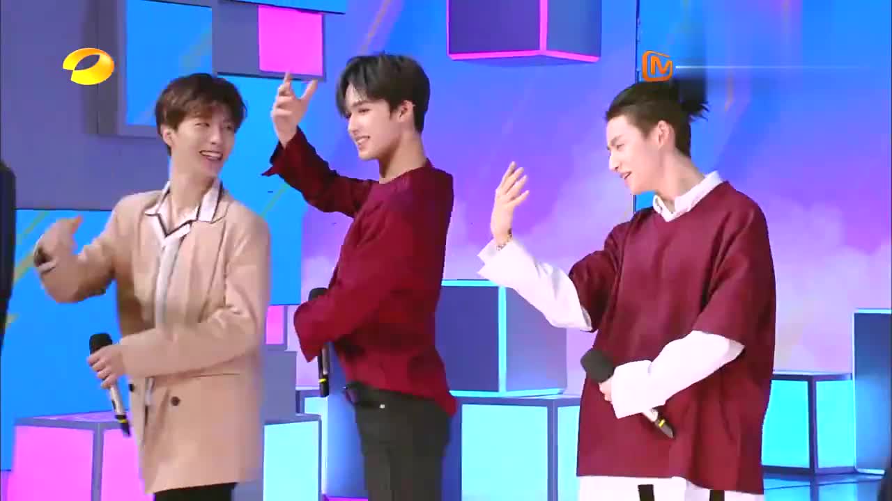 团魂炸裂尤长靖没抢到话筒蔡徐坤主动让出自己的这一刻太暖