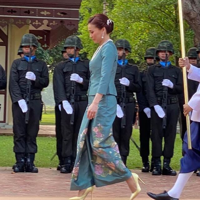 一身湖蓝色超美,配上蓝色折扇太具中国风|苏提达|王后|贵妃_新浪新闻