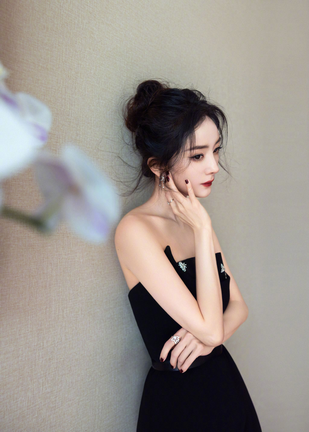 杨幂身着纯黑礼服裙搭配灵动盘发高贵优雅