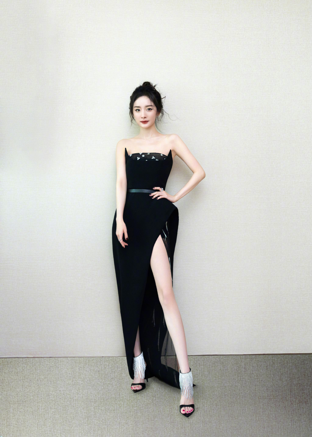 杨幂身着纯黑礼服裙搭配灵动盘发高贵优雅