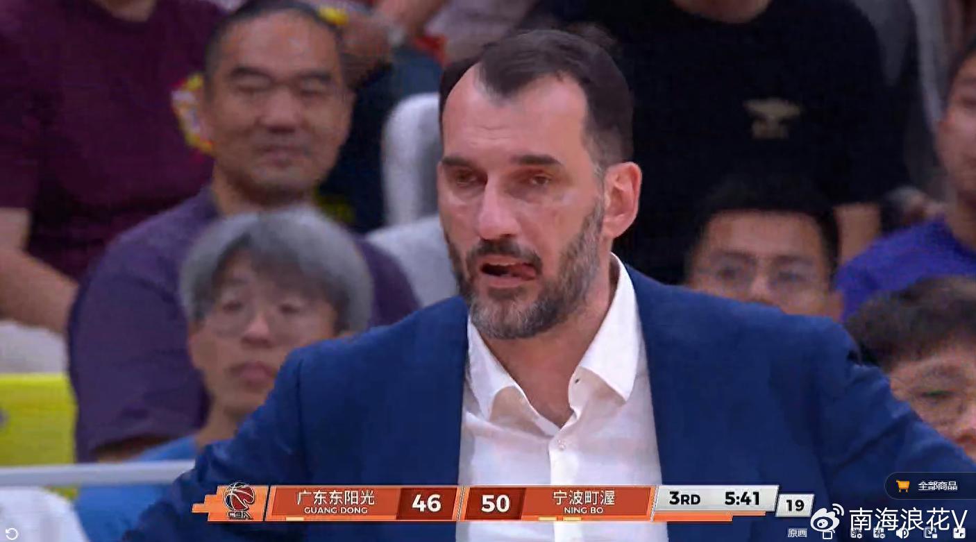 立功了！最后6秒送出血帽，保住胜利，球迷怒赞：拯救了广东队