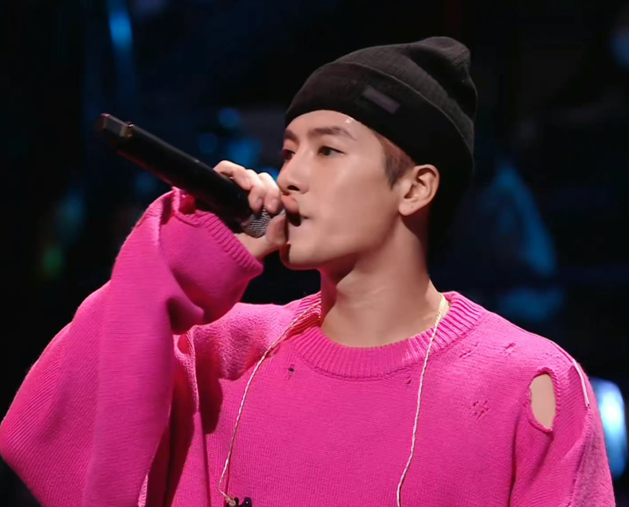 王嘉尔的舞台帅炸了粉色依旧可以酷