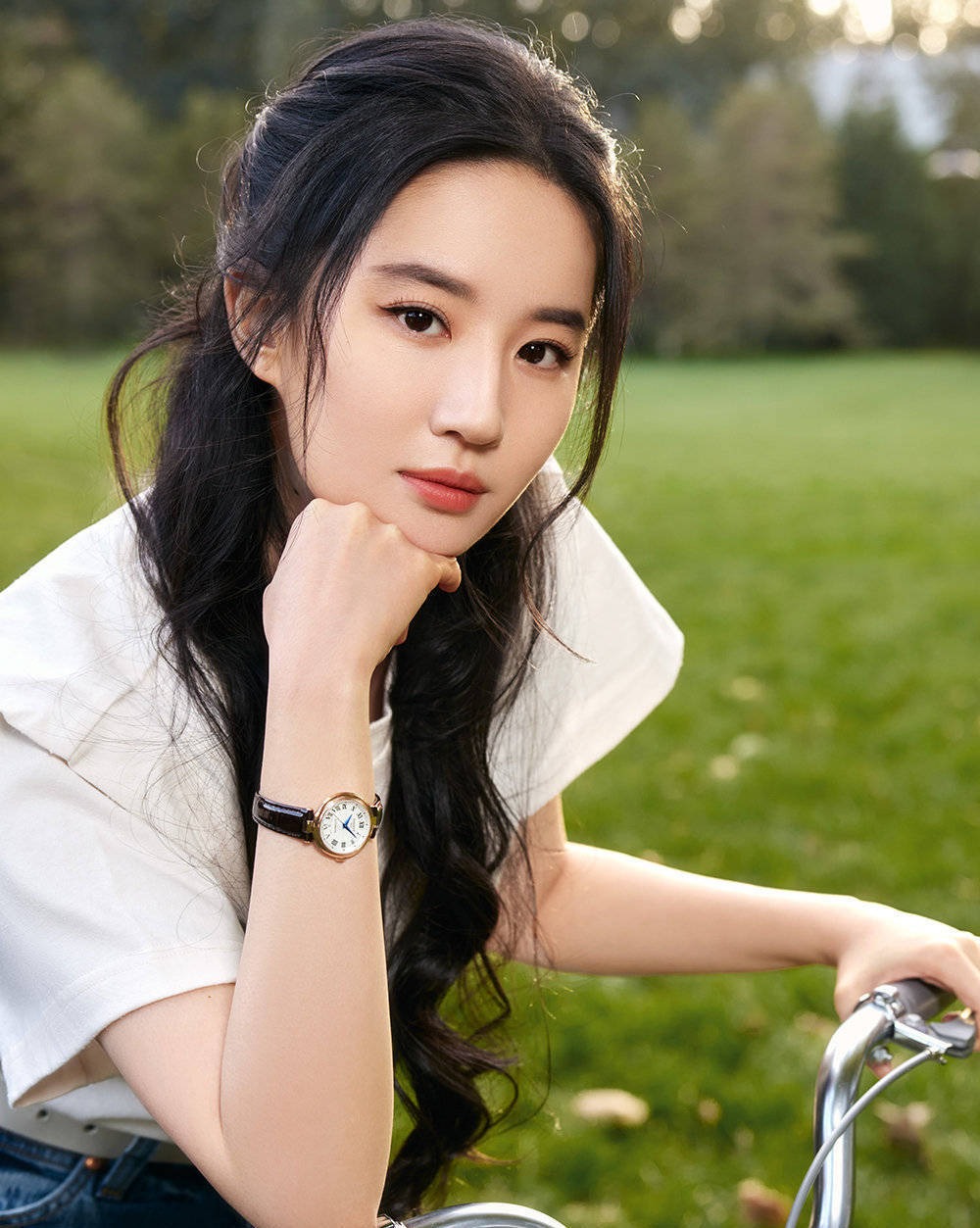 刘亦菲趴在湖畔草地上认真看书长黑发自然优雅