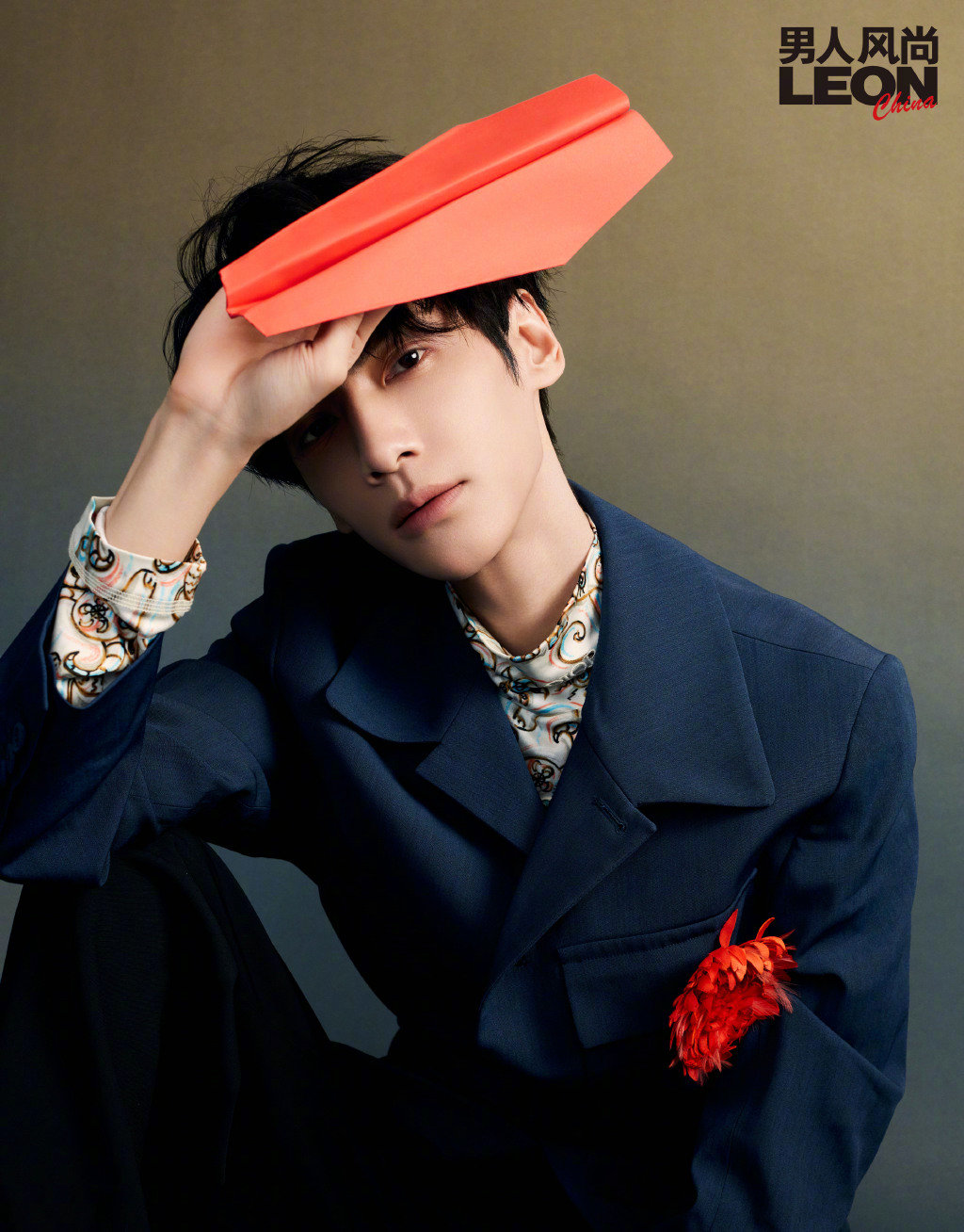 罗云熙 x 《男人风尚leon》,手拿纸飞机彰显少年感