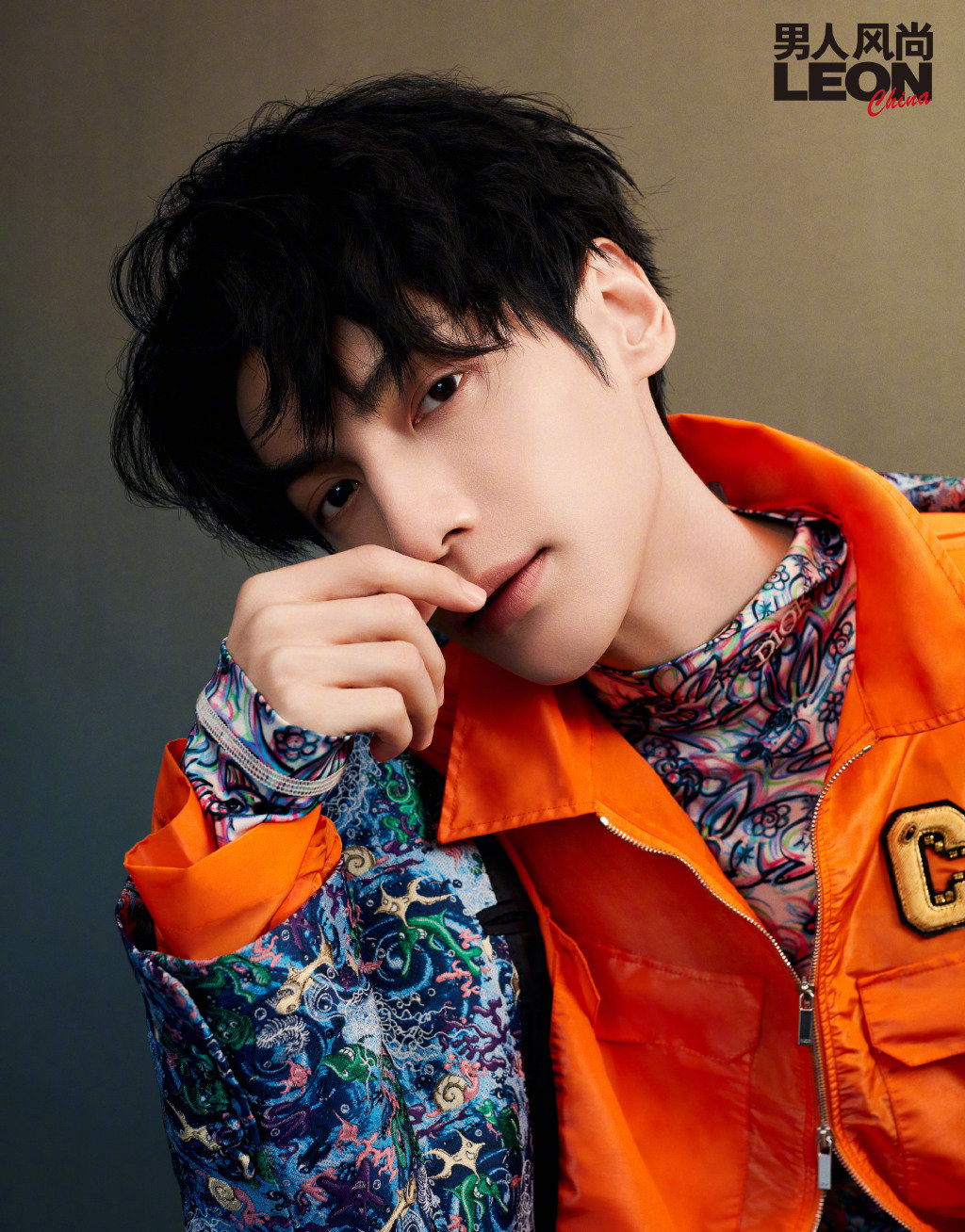 罗云熙 x 《男人风尚leon》,手拿纸飞机彰显少年感