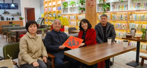 走访慰问中,惠莲,金丹菁与两位老主委促膝长谈,嘘寒