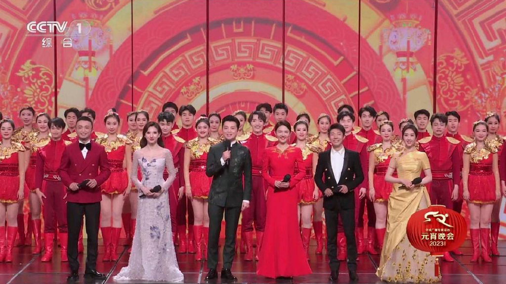 央视元宵晚会女主持人造型：龙洋保守、马凡舒清新、王嘉宁像贝儿|春晚|西服|任鲁豫|礼服_新浪新闻