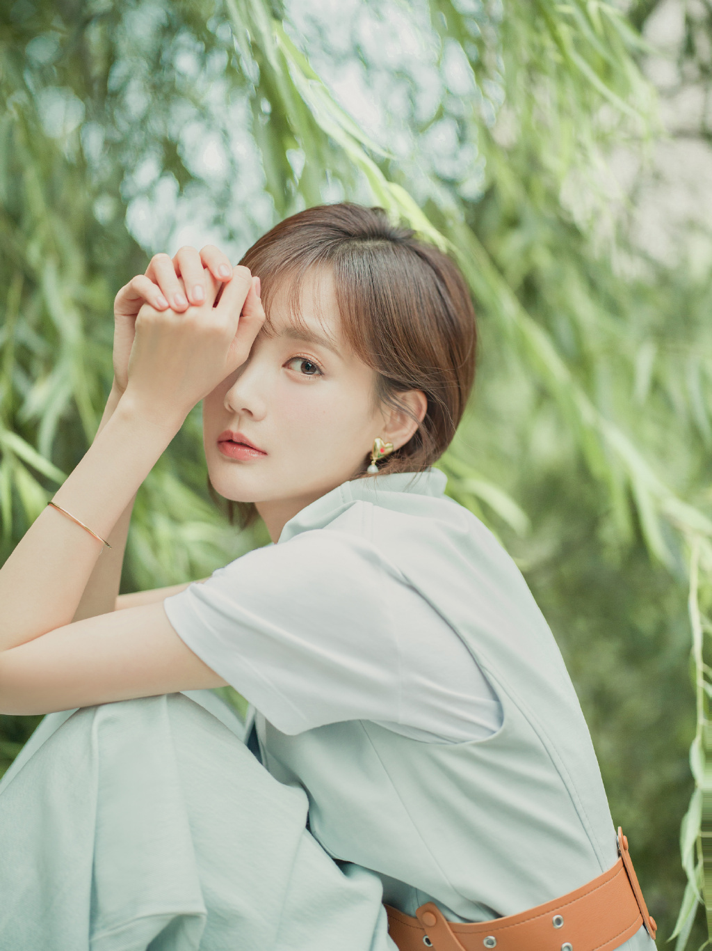 李一桐休闲随性夏日写真__财经头条