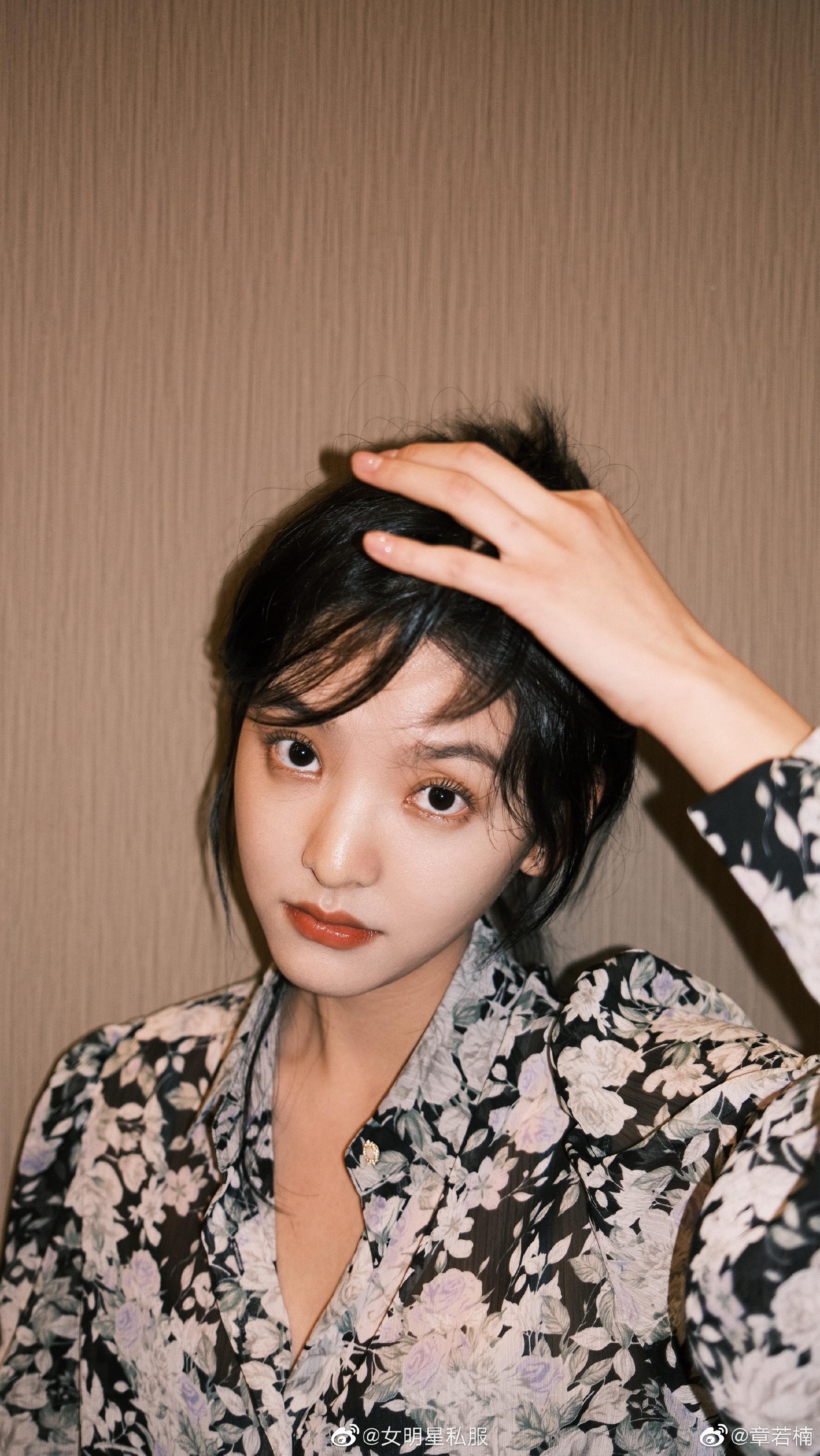 章若楠近日两组写真照释出,氧气治愈的春日女友风!