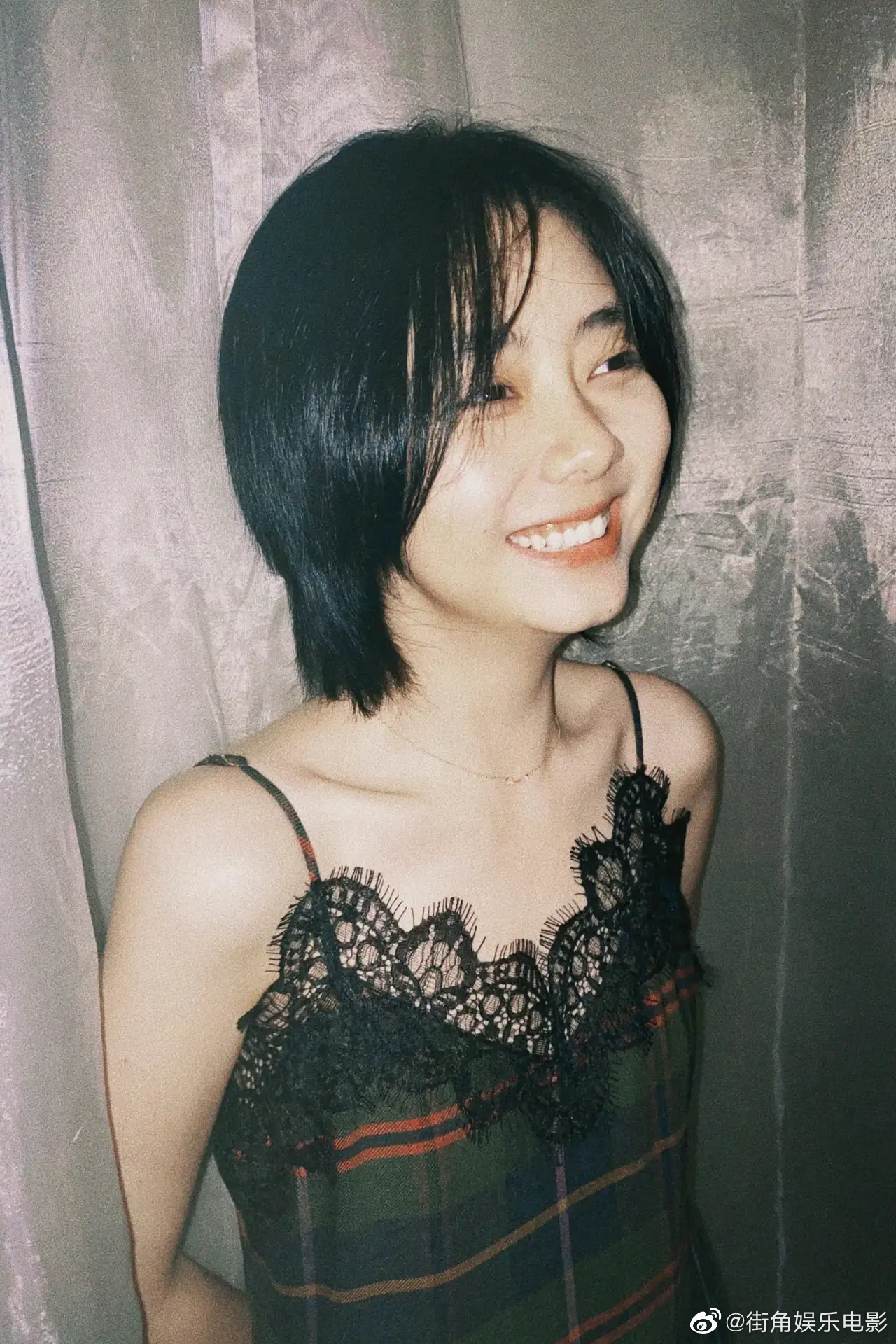 谭松韵近照短发蕾丝格子吊带裙造型