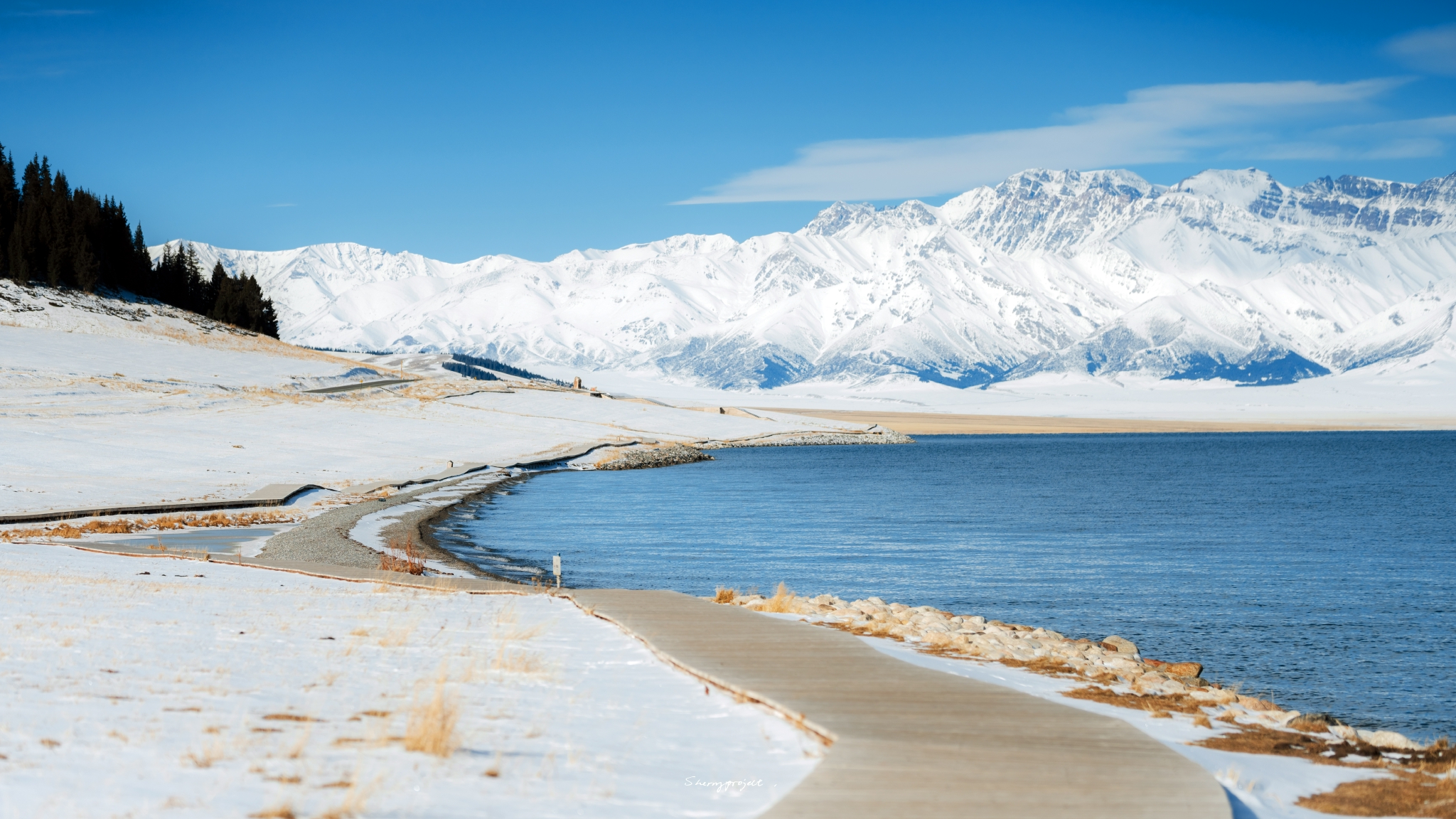 寒冬新疆的赛里木湖