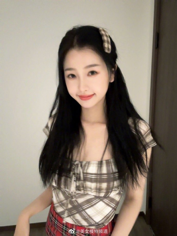 虞书欣穿格子短裙甜辣俏皮脸颊比心单眼wink可爱满贯