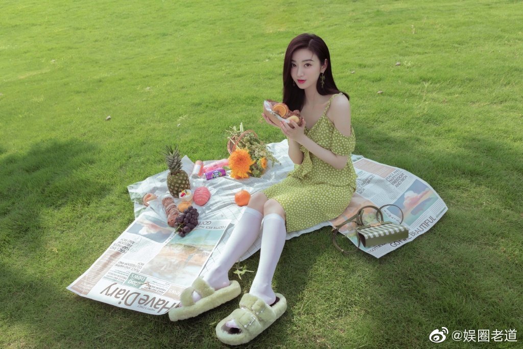 景甜 身穿绿色波点吊带裙,手持向日葵,清新甜美~__财经头条