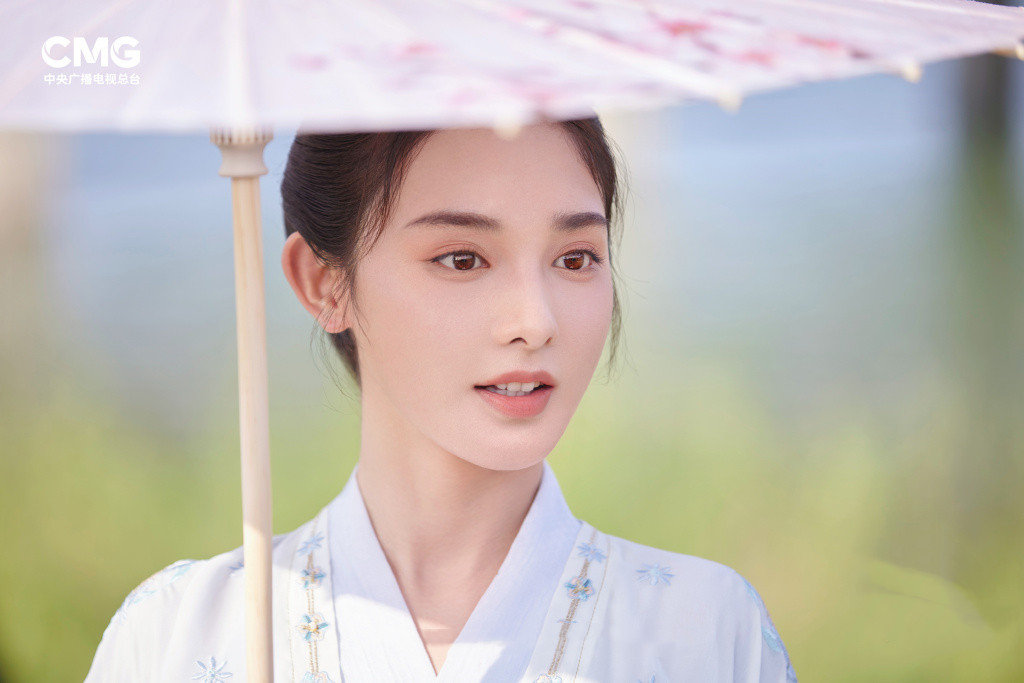 彭小苒央视七夕古装造型