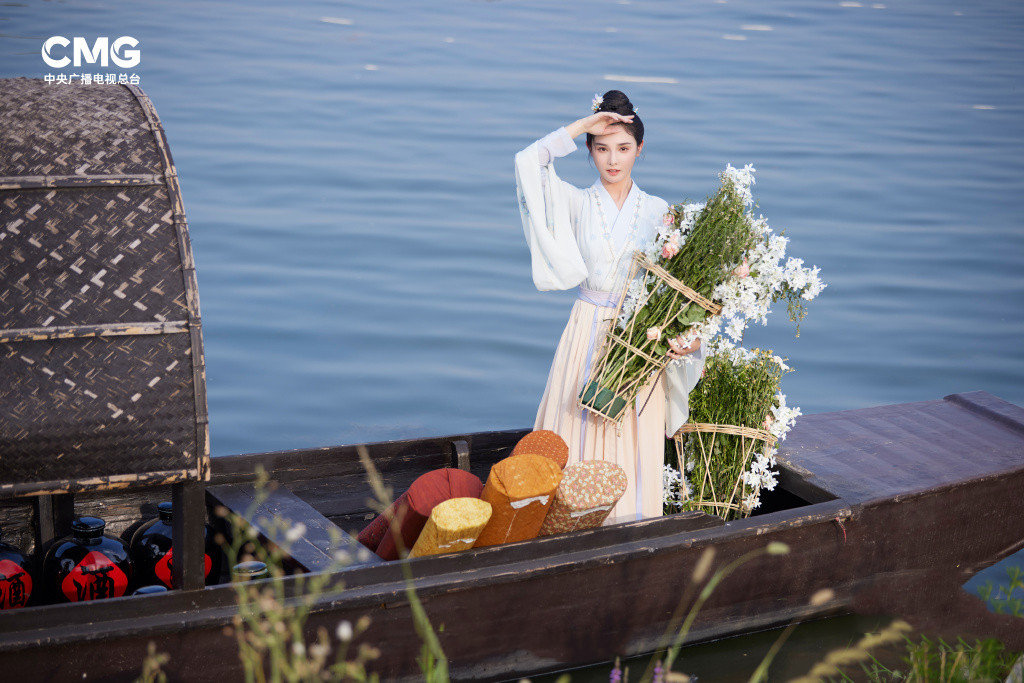 彭小苒央视七夕古装造型