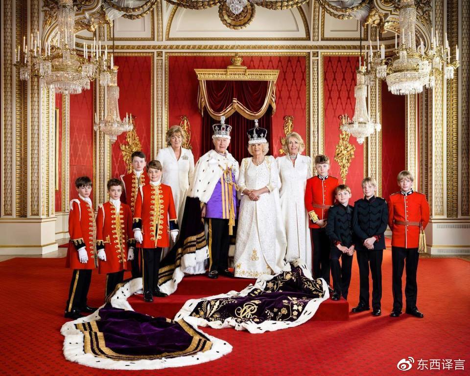 英王室发布三代同堂照！查尔斯捧宝球严肃，威廉乔治微笑站左右__财经头条