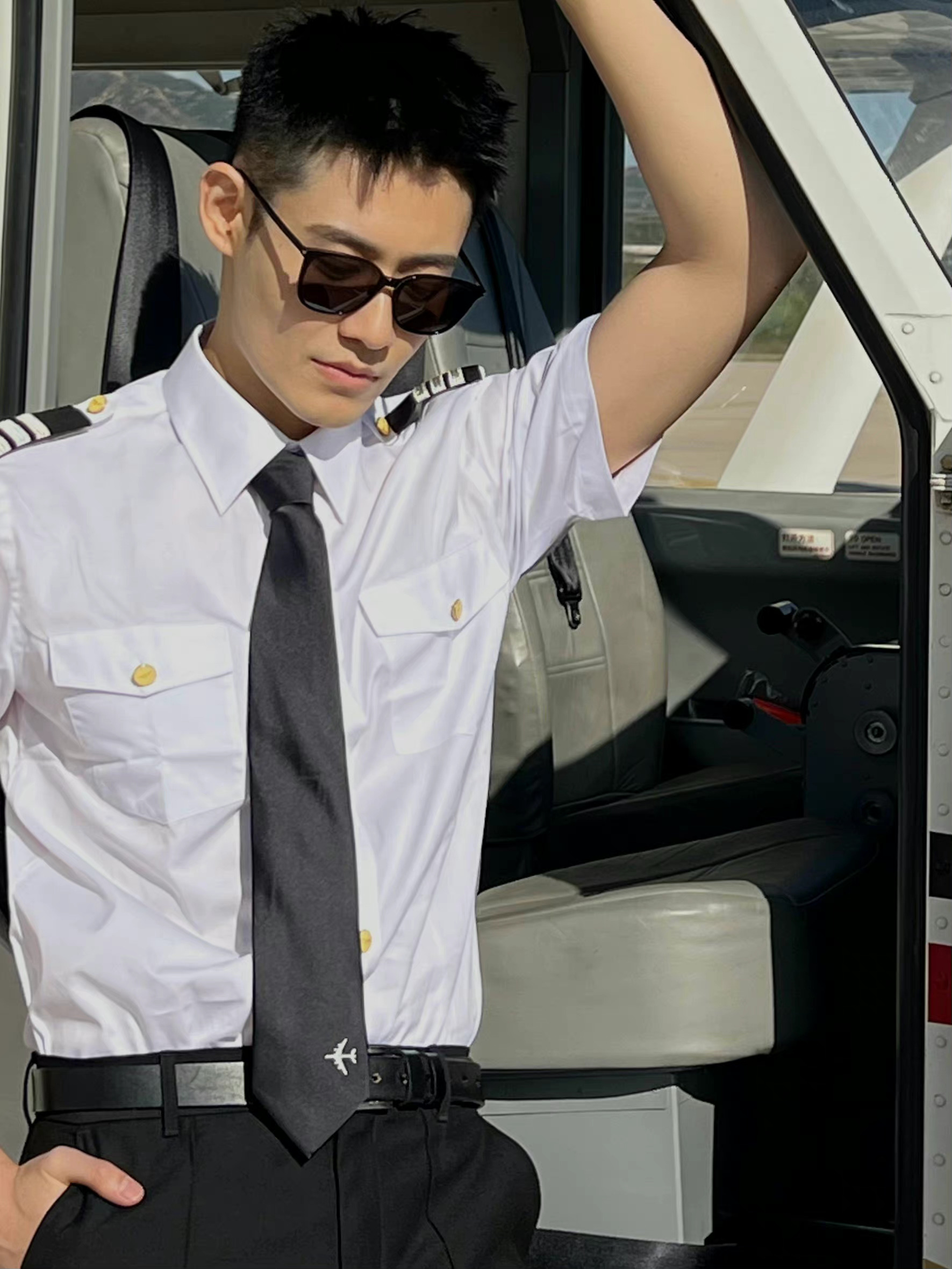 彭楚粤 机长制服好看_高清图集_新浪网