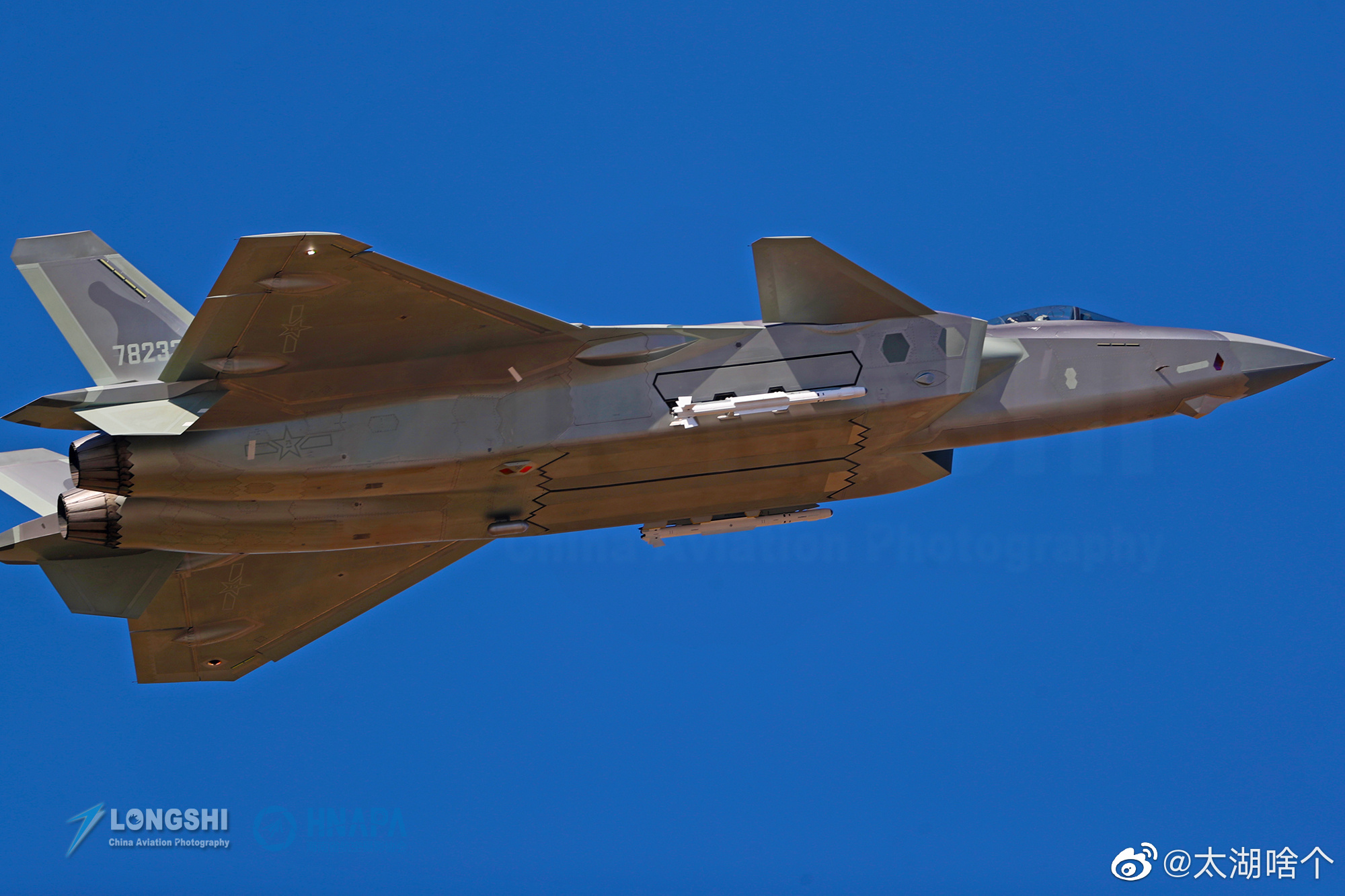 歼-20战斗机威武霸气,科幻感极强!