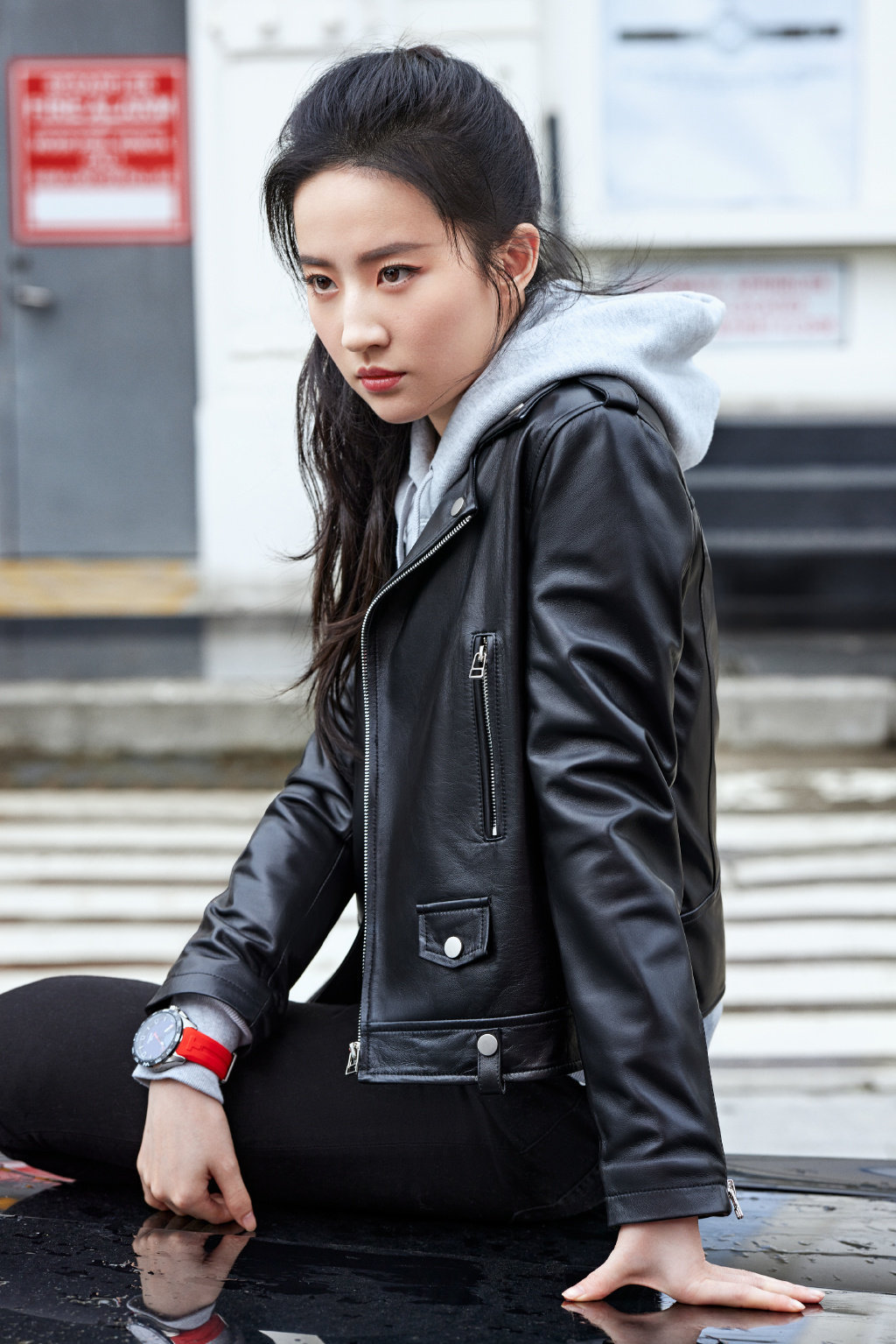 刘亦菲身穿酷黑机车夹克飒中带美